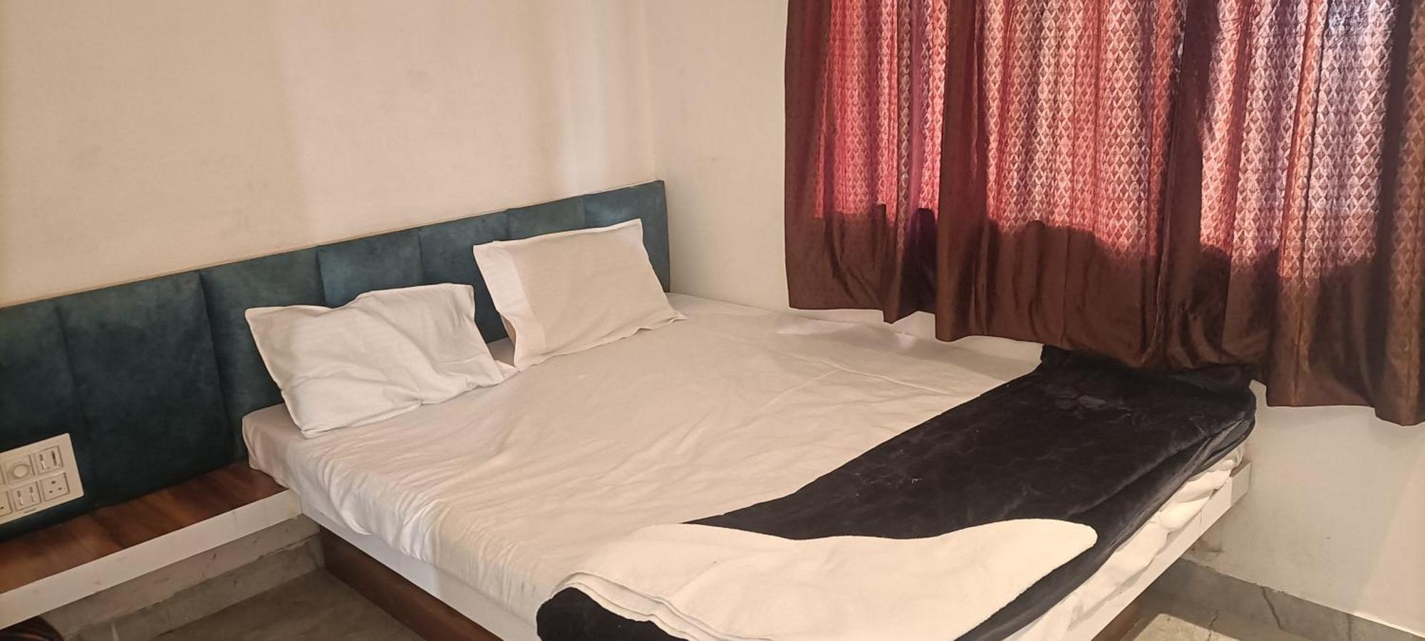 Maharaja Guest House Nashikkar Akalkot المظهر الخارجي الصورة