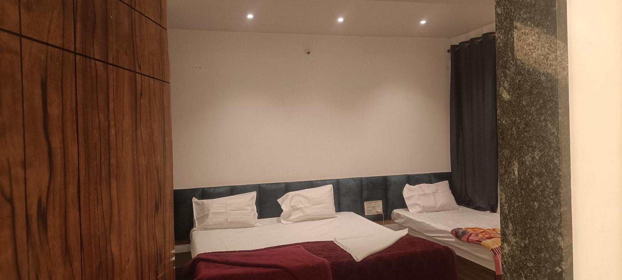 Maharaja Guest House Nashikkar Akalkot المظهر الخارجي الصورة