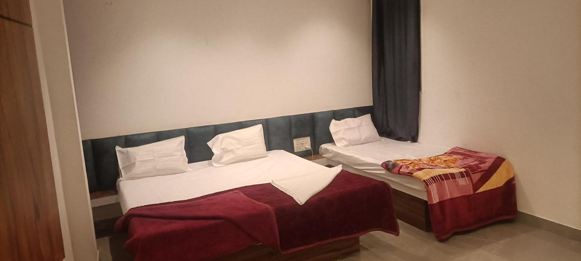 Maharaja Guest House Nashikkar Akalkot المظهر الخارجي الصورة