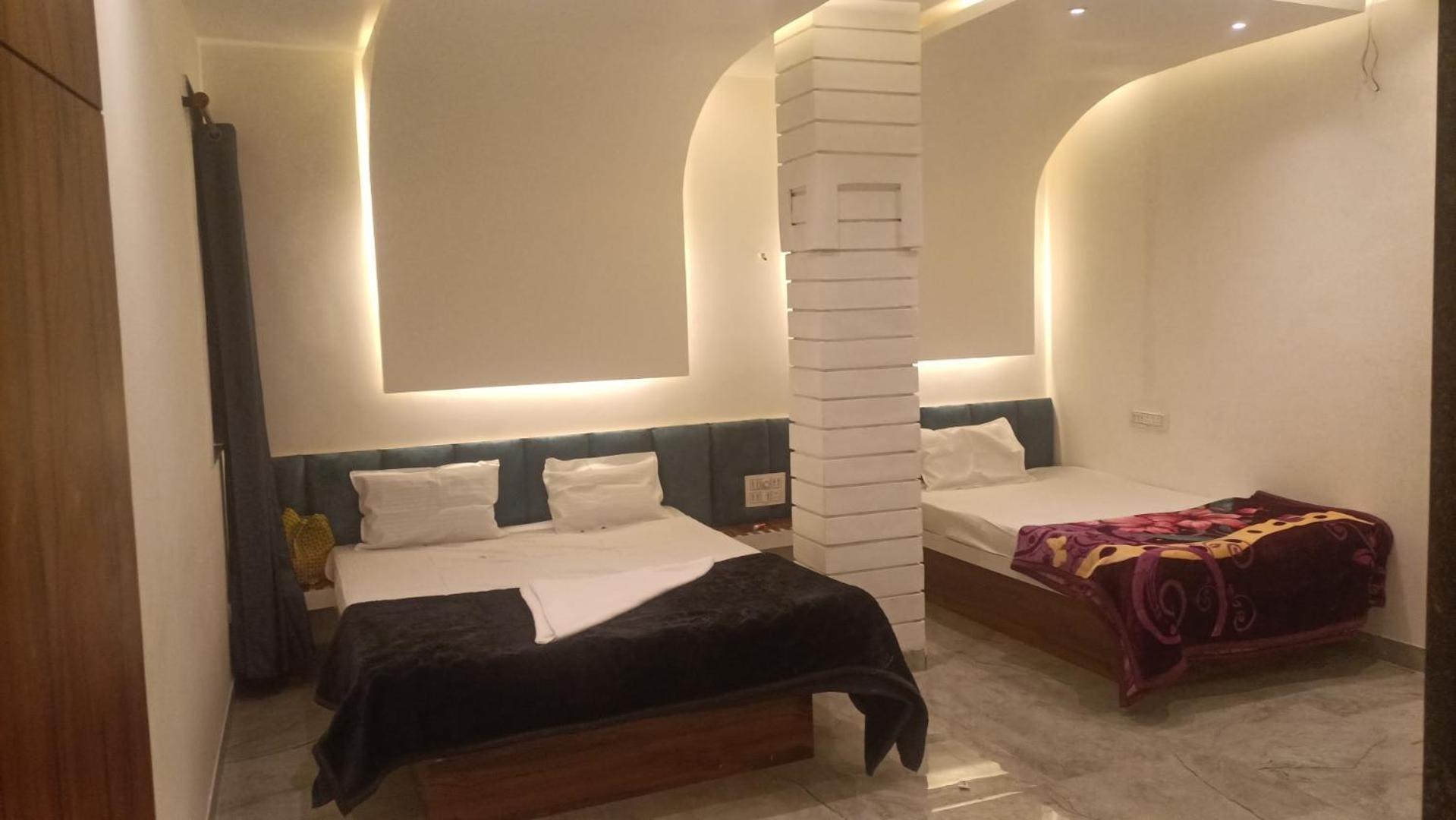 Maharaja Guest House Nashikkar Akalkot المظهر الخارجي الصورة