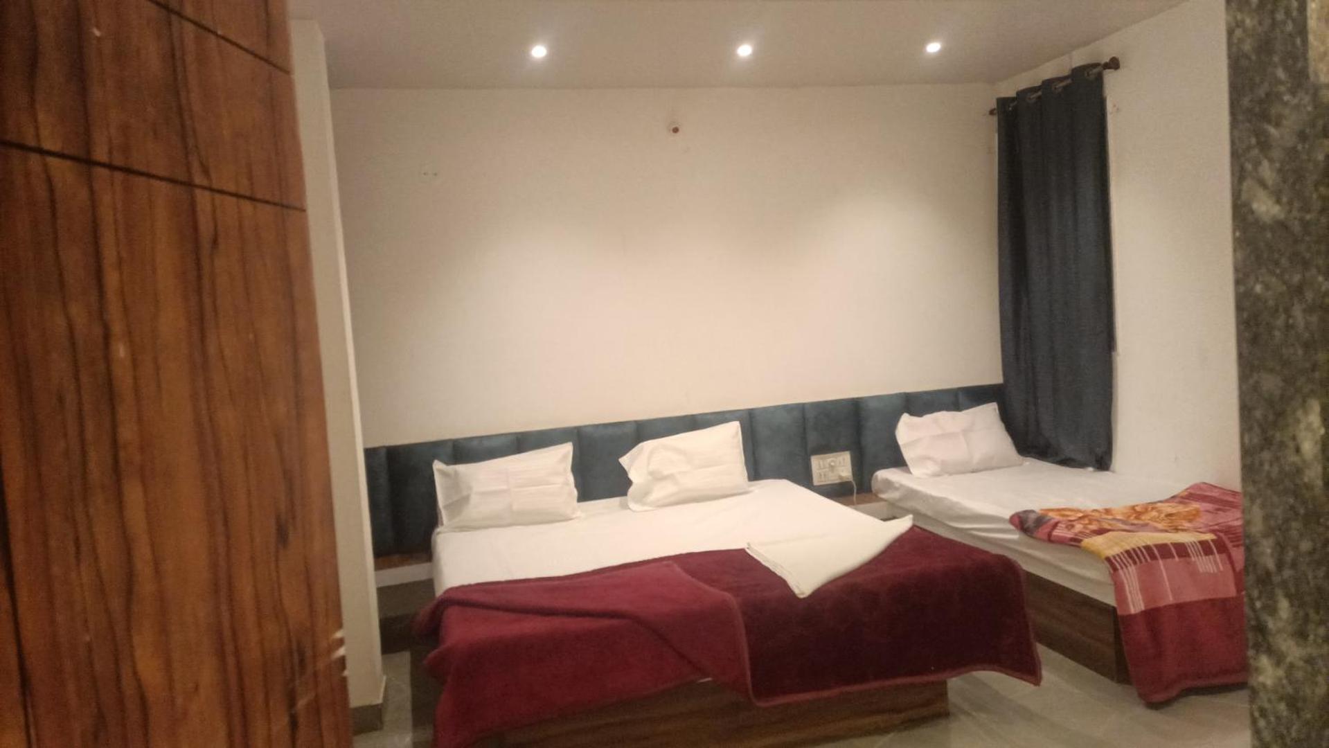 Maharaja Guest House Nashikkar Akalkot المظهر الخارجي الصورة